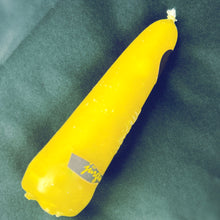 Laden Sie das Bild in den Galerie-Viewer, Bienenwachskerze mit weißem Halter aus Porzellan