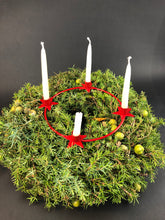 Laden Sie das Bild in den Galerie-Viewer, Kerzenhalter für Adventskranz Messing gold/rot klein