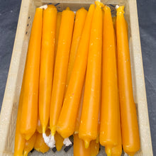 Laden Sie das Bild in den Galerie-Viewer, Bienenwachskerze mit Halter